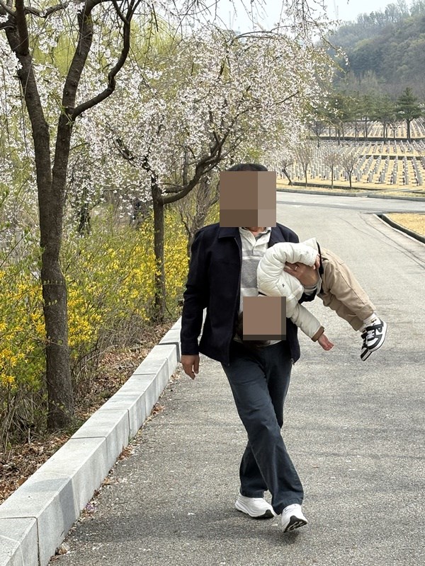 만두와 할아버지가 함께 걷는 사진