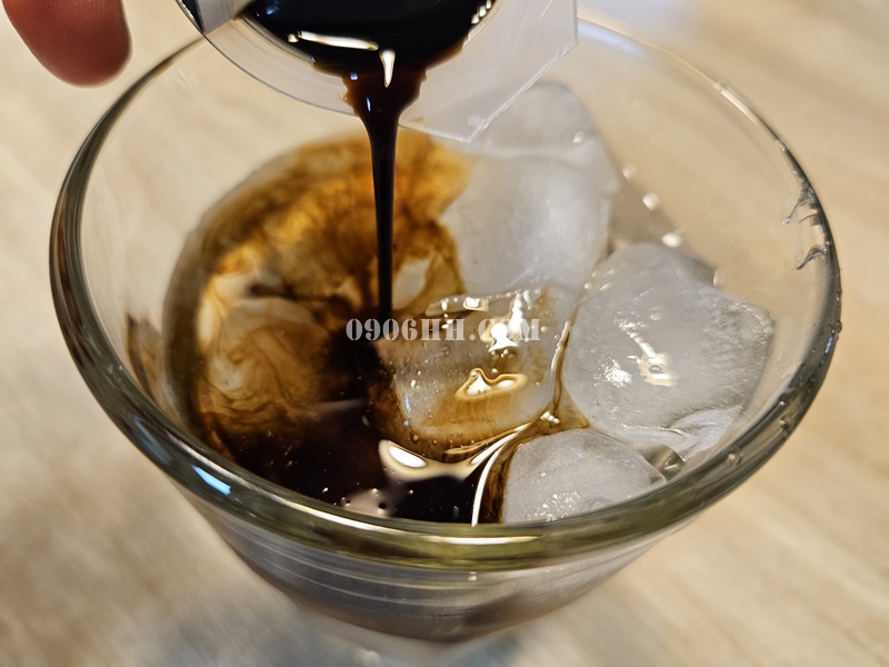 AGF_Blendy_포션커피_블랙_포션 따르기